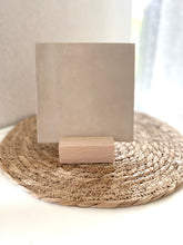 Afbeelding in Gallery-weergave laden, Bedrukt decoratie tegeltje met houten voetje