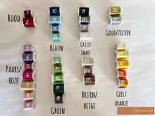 Afbeelding in Gallery-weergave laden, Maan speendoekje met borduring