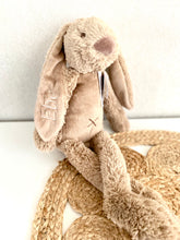 Afbeelding in Gallery-weergave laden, BRUINE meneer konijn (happy horse) met borduring