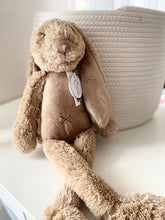 Afbeelding in Gallery-weergave laden, BRUINE meneer konijn (happy horse) met borduring