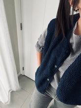 Afbeelding in Gallery-weergave laden, Fluffy teddy vest: DARK GREEN & BLACK enkel nog beschikbaar