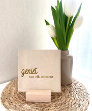 Afbeelding in Gallery-weergave laden, Bedrukt decoratie tegeltje met houten voetje