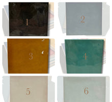 Afbeelding in Gallery-weergave laden, Bedrukt decoratie tegeltje met houten voetje