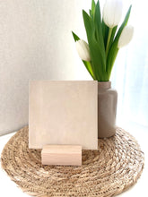 Afbeelding in Gallery-weergave laden, Bedrukt decoratie tegeltje met houten voetje