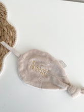 Afbeelding in Gallery-weergave laden, Speendoekje leaf NOUGAT