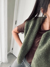 Afbeelding in Gallery-weergave laden, Fluffy teddy vest: DARK GREEN & BLACK enkel nog beschikbaar