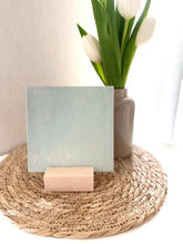 Afbeelding in Gallery-weergave laden, Bedrukt decoratie tegeltje met houten voetje