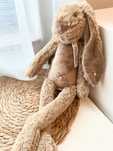 Afbeelding in Gallery-weergave laden, BRUINE meneer konijn (happy horse) met borduring