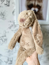 Afbeelding in Gallery-weergave laden, BRUINE meneer konijn (happy horse) met borduring