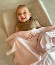 Afbeelding in Gallery-weergave laden, LICHTROZE zomer babydekentje met borduring