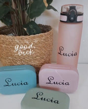 Afbeelding in Gallery-weergave laden, Kleine vinyl naamstickers van 3 cm TOT 10cm