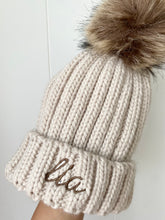 Afbeelding in Gallery-weergave laden, Kinder muts met pompon : beige &amp; donkerblauw
