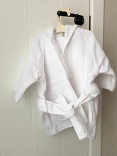 Afbeelding in Gallery-weergave laden, Witte badjas baby (borduring)
