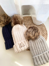 Afbeelding in Gallery-weergave laden, Kindermuts (pompon) met borduring
