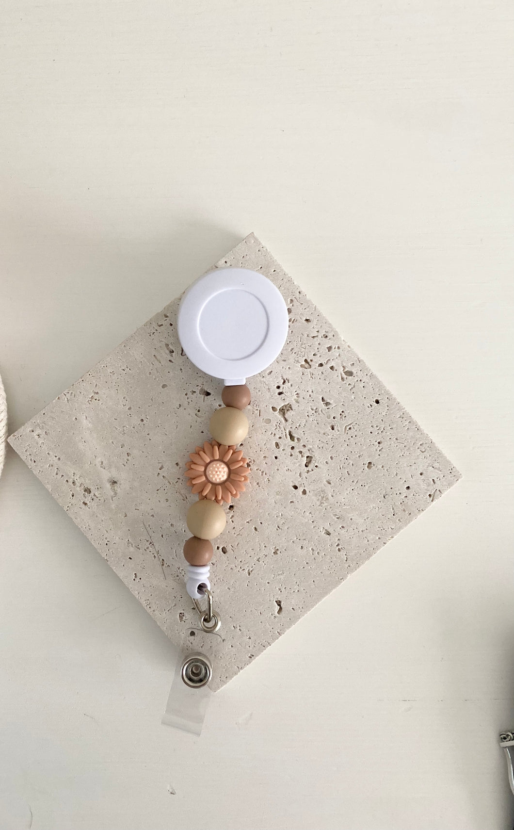 Witte badge met nude DAISY