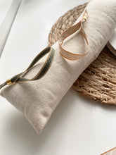 Afbeelding in Gallery-weergave laden, Initiaal armband - beige lint
