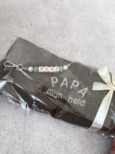 Afbeelding in Gallery-weergave laden, Gelukbox handdoek papa met mintgroene sleutelhanger
