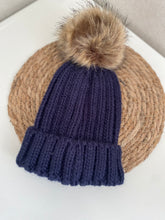 Afbeelding in Gallery-weergave laden, Kinder muts met pompon : beige &amp; donkerblauw
