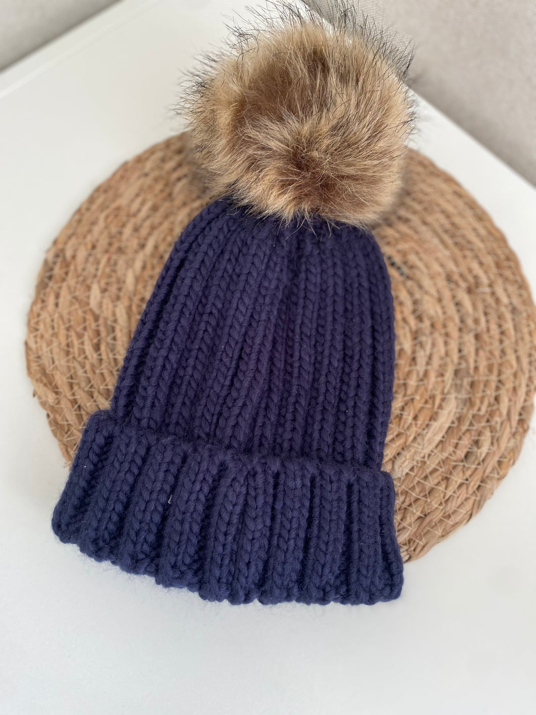 Kinder muts met pompon : beige & donkerblauw