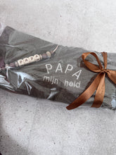 Afbeelding in Gallery-weergave laden, Gelukbox handdoek papa en bruine sleutelhanger
