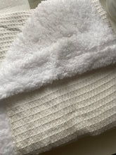 Afbeelding in Gallery-weergave laden, Fleece babydekentje ECRU luxe met borduring
