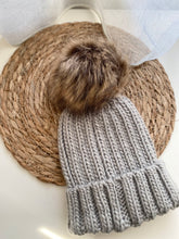 Afbeelding in Gallery-weergave laden, Kindermuts (pompon) met borduring
