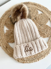 Afbeelding in Gallery-weergave laden, Kinder muts met pompon : beige &amp; donkerblauw
