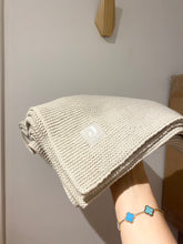 Afbeelding in Gallery-weergave laden, Deken Wieg 75x100cm Basic Knit - Ivory met naam

