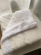 Afbeelding in Gallery-weergave laden, Fleece babydekentje ECRU luxe met borduring
