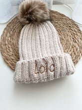 Afbeelding in Gallery-weergave laden, Kindermuts (pompon) met borduring
