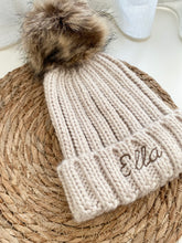 Afbeelding in Gallery-weergave laden, Kindermuts (pompon) met borduring
