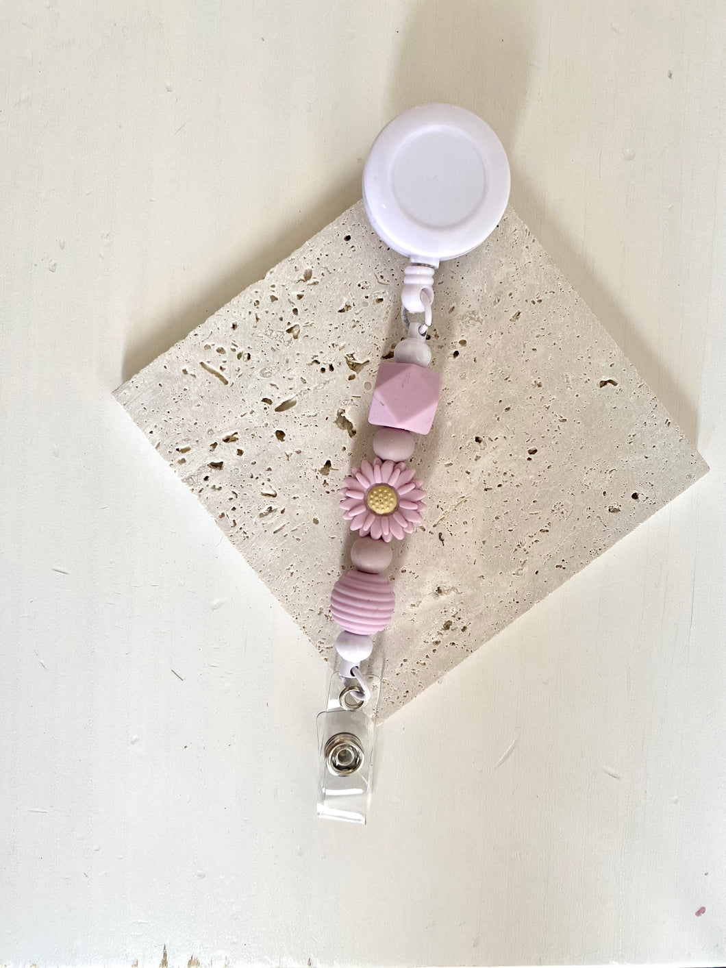 Witte badge met lila kleuren