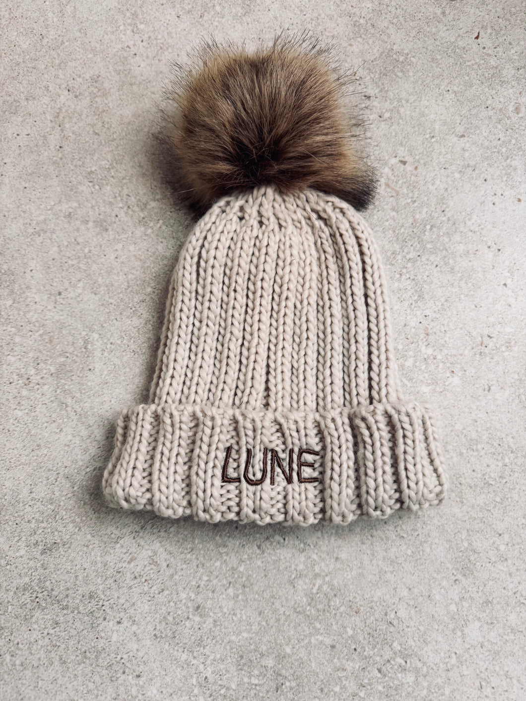 Geborduurde kindermuts in 3 kleuren