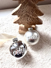 Afbeelding in Gallery-weergave laden, Zilveren kerstbal met naam
