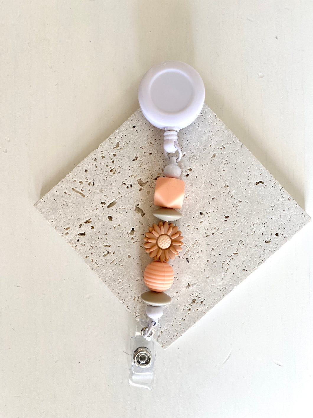 Witte badge met Peach kralen