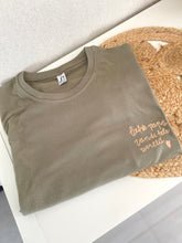 Afbeelding in Gallery-weergave laden, T-shirt met bedrukte tekening / handschrift
