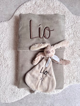 Afbeelding in Gallery-weergave laden, Baby pakket: dekentje en knuffel konijn met geborduurde naam
