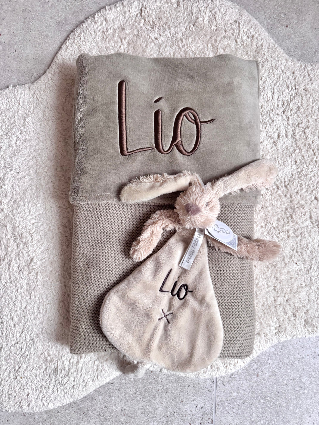 Baby pakket: dekentje en knuffel konijn met geborduurde naam