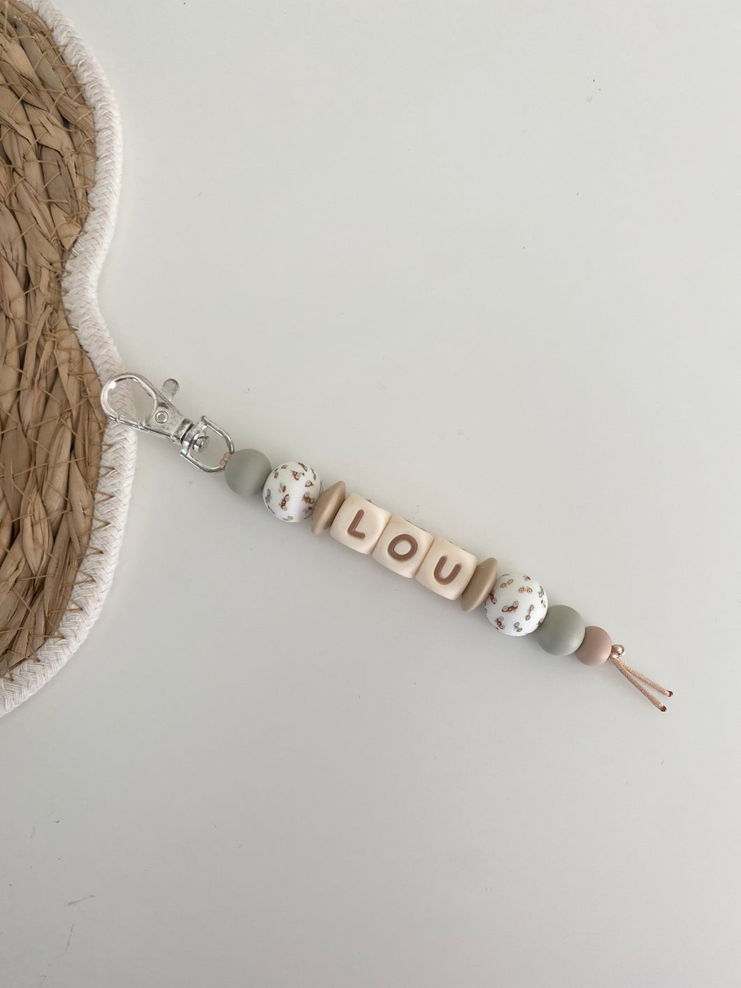 Sleutelhanger met auto kralen en  zachte groen/beige tinten