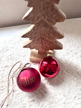 Afbeelding in Gallery-weergave laden, Rode kerstballen met naam
