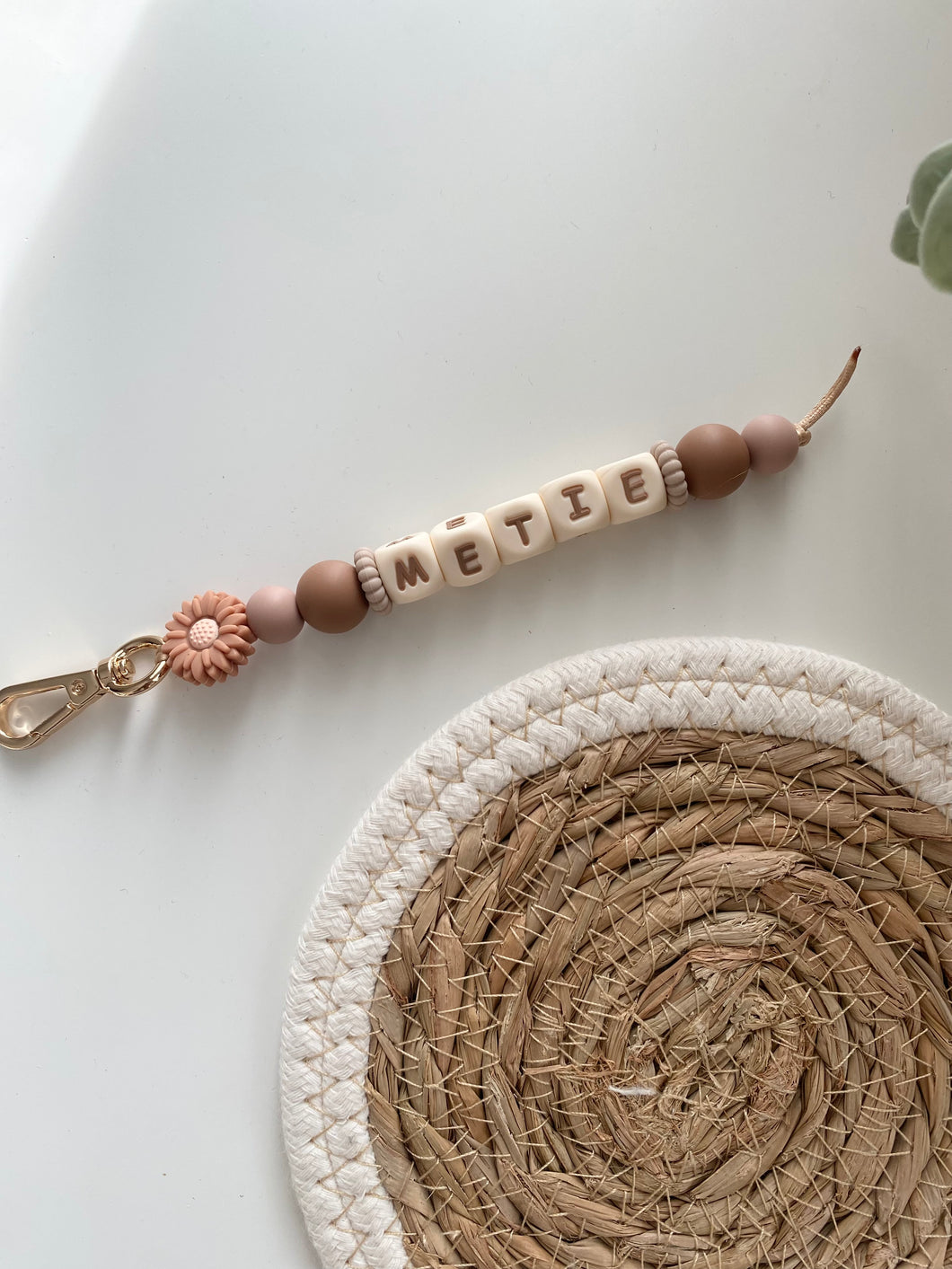 Nude DAISY bloemen kraal met beige/bruine tinten