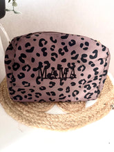 Afbeelding in Gallery-weergave laden, Toilettas met mama borduring
