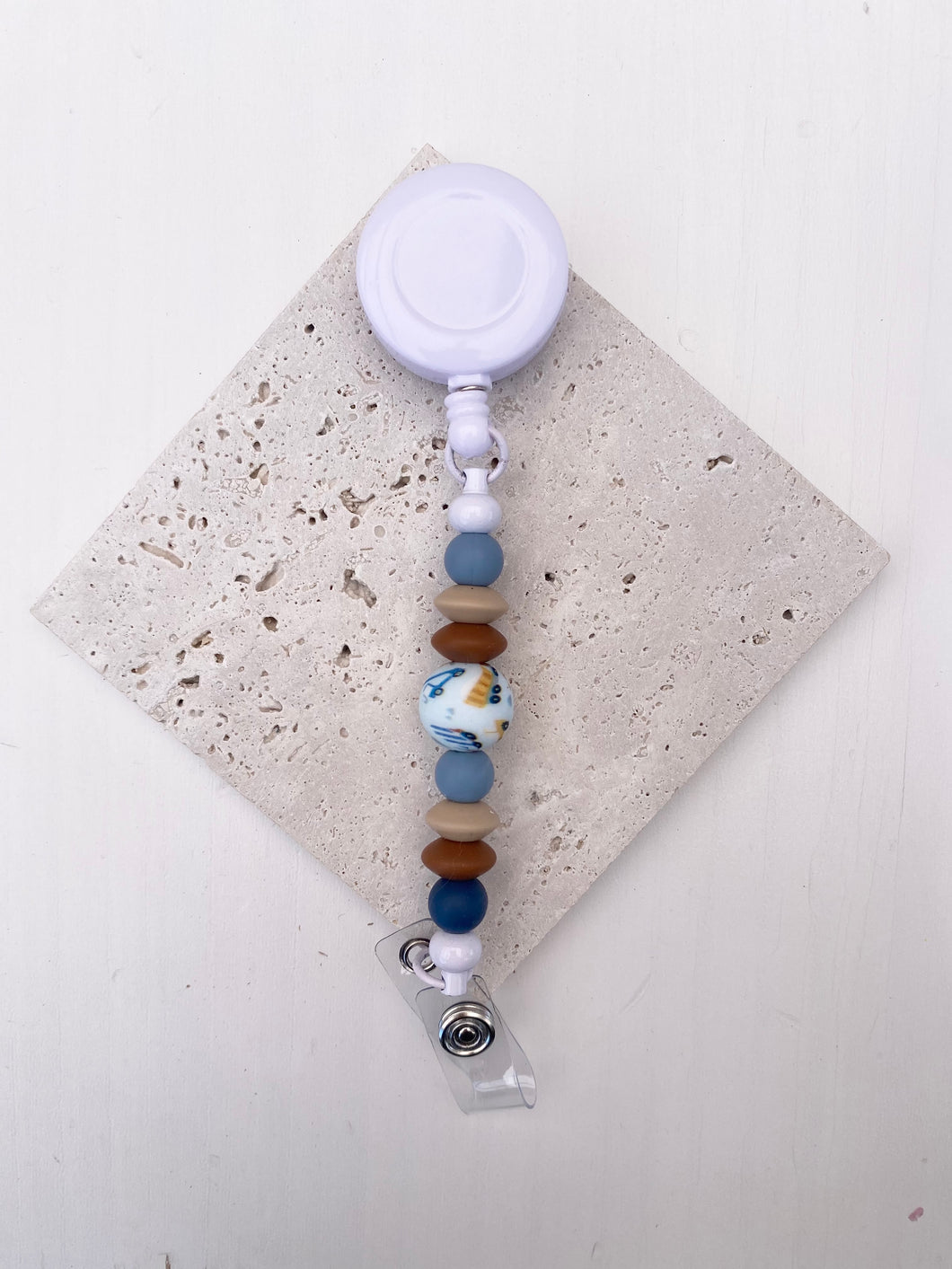 Witte badge met blauwe tinten