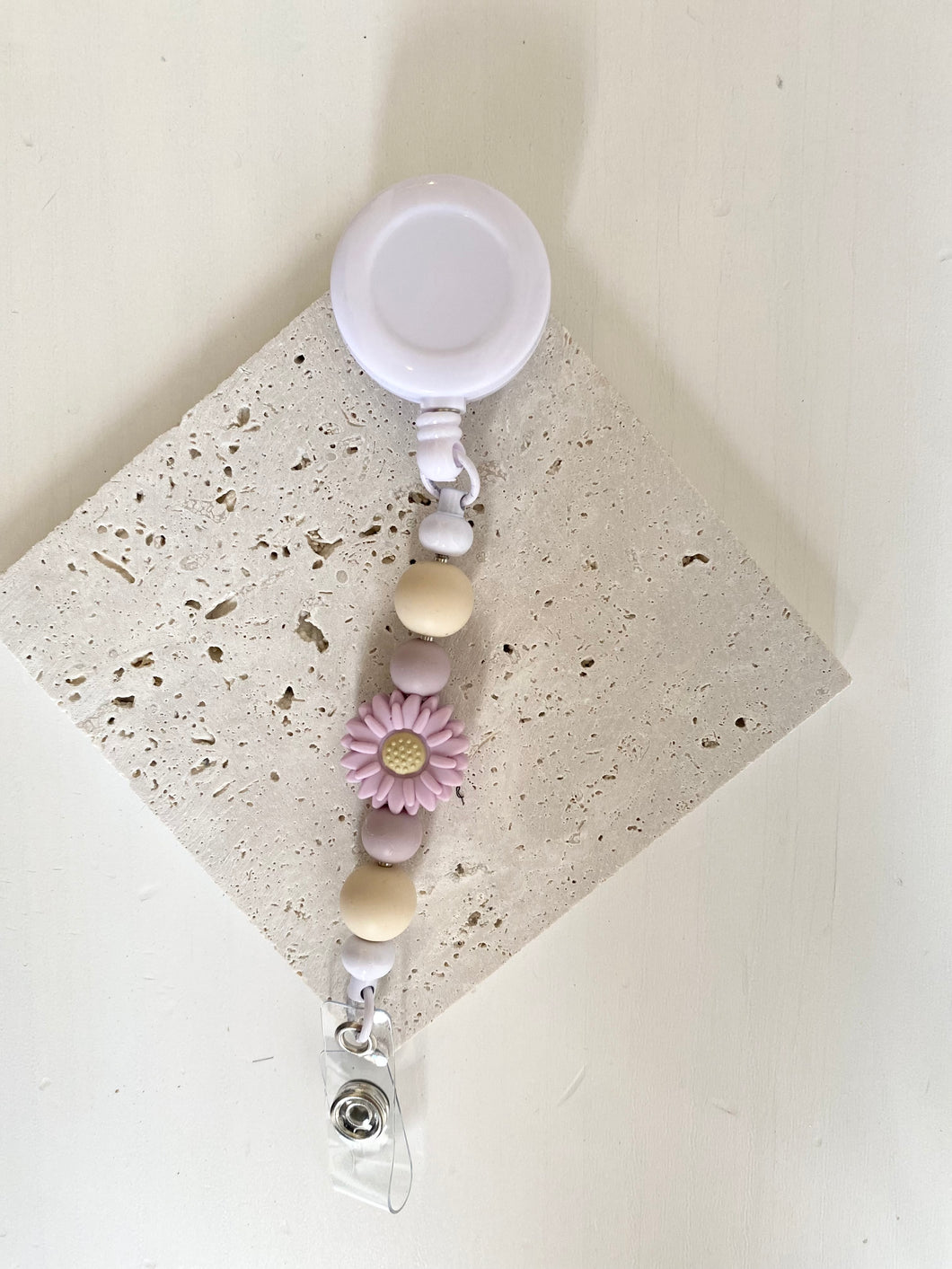 Witte badge met lila en beige kralen