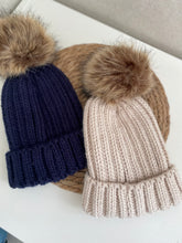 Afbeelding in Gallery-weergave laden, Kinder muts met pompon : beige &amp; donkerblauw
