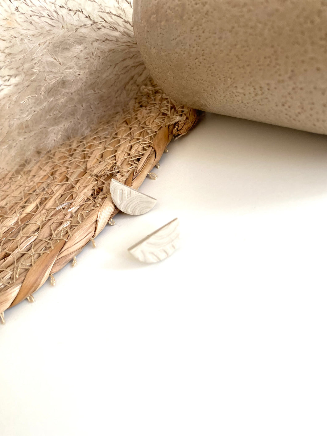 Oorstekers half moon beige