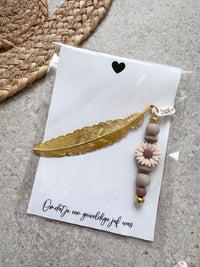 Boekenlegger goud met beige bloem