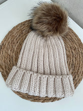 Afbeelding in Gallery-weergave laden, Kinder muts met pompon : beige &amp; donkerblauw
