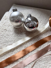 Afbeelding in Gallery-weergave laden, Zilveren kerstbal met naam

