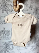 Afbeelding in Gallery-weergave laden, Beige &amp; wit rompertje (borduring)
